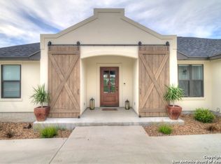 719 Jack Nickolaus Dr, Devine, TX 78016