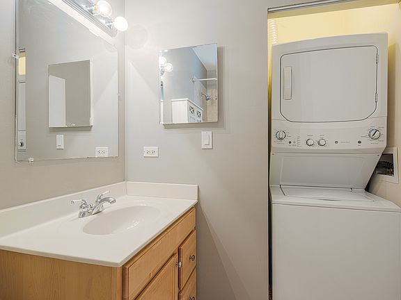 5th image of 6813 N Lakewood Ave APT 2W