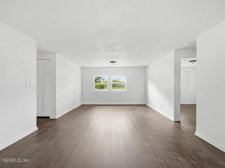 5134 Moncrief Rd W — Photo 16