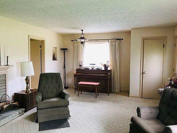 4th image of 42 Fruit Hill Dr