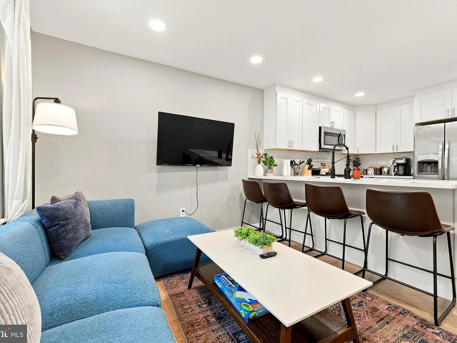 2 bed, 2000 sqft, $2,200 — Photo 3