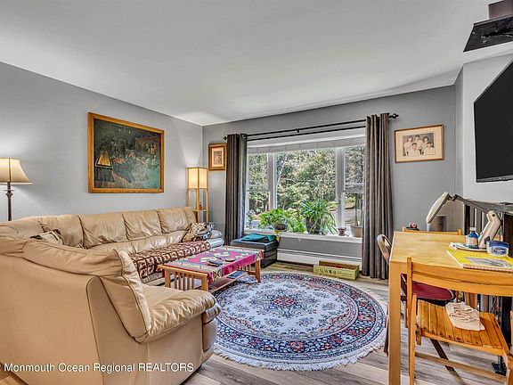 5th image of 28 Hillcrest Dr