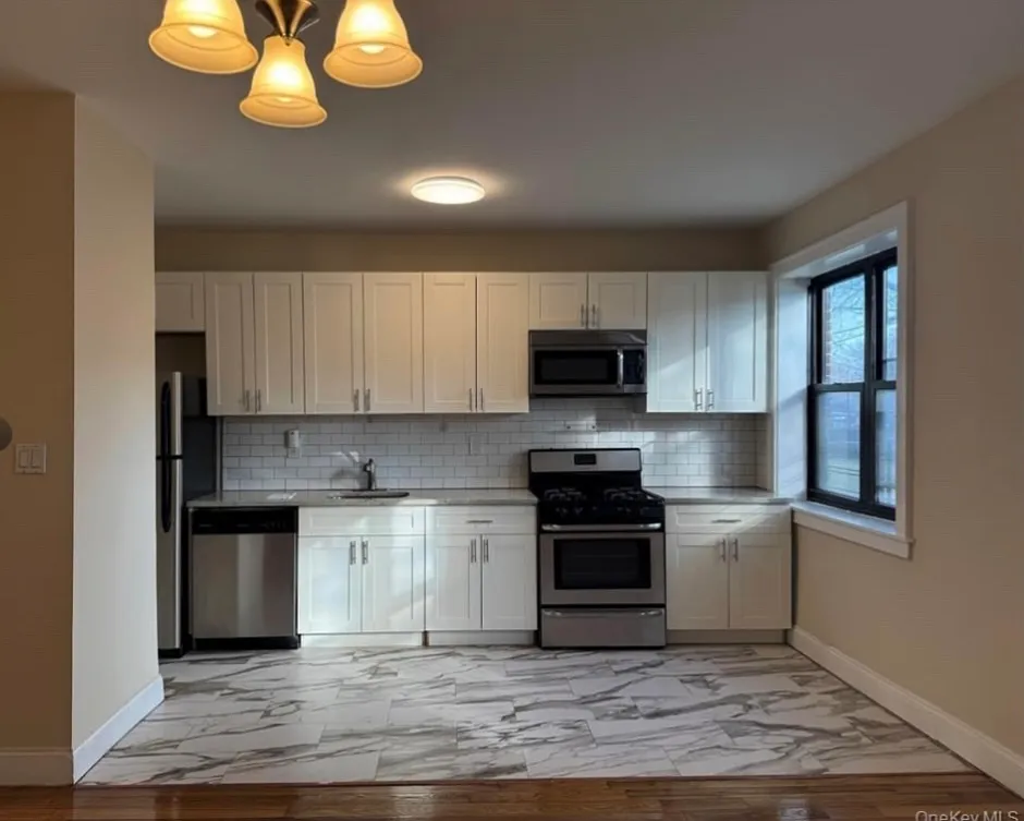 3 bed, $2,800 — Photo 1