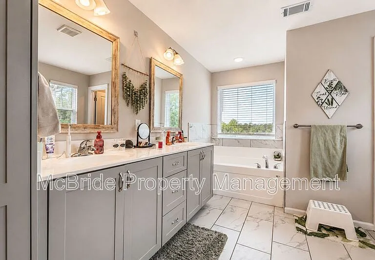 560 Hampton Dr — Photo 22