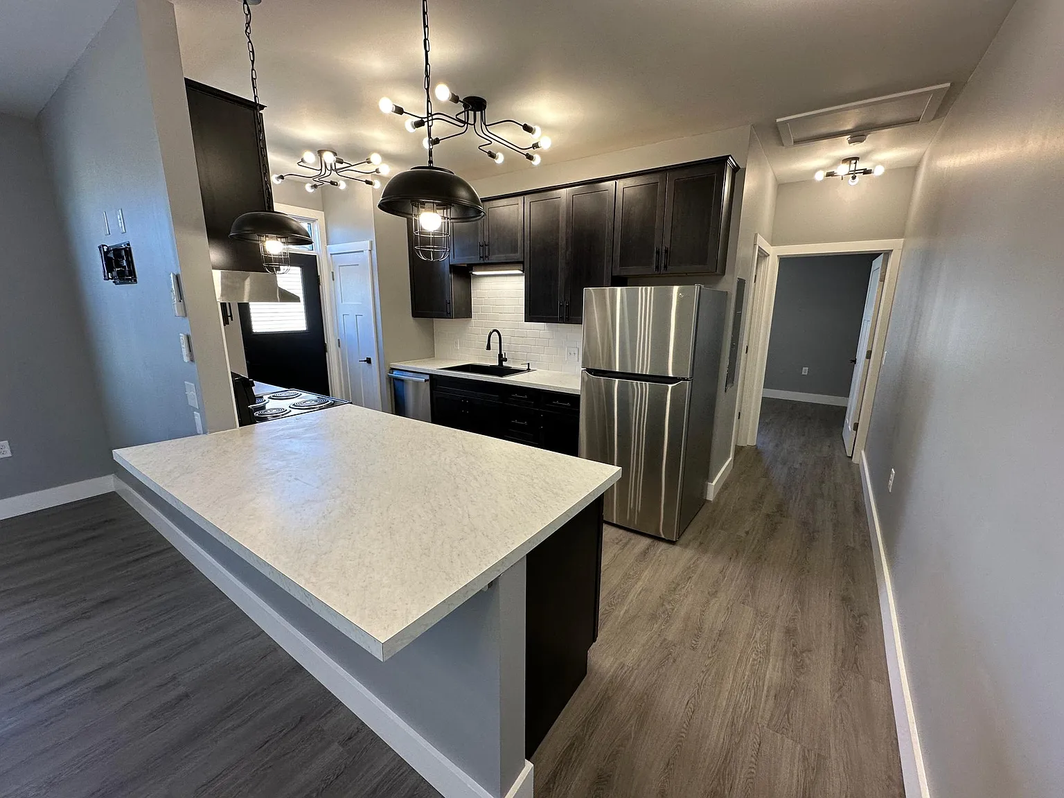 3 bed, 1100 sqft, $1,700 — Photo 2