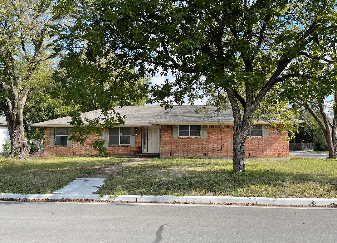 3 bed, 2356 sqft, $2,295 — Photo 1