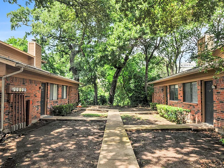 5720 Cedar Creek Dr — Photo 2