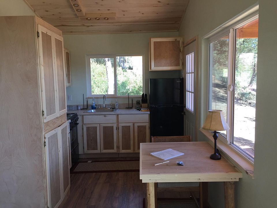 Kitchen/dining oven, fridge, custom cabinets, table