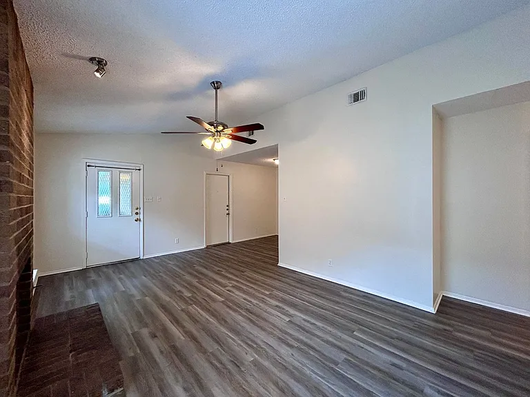 2103 Courtney St — Photo 6