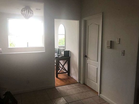 3rd image of 823 Willoughby Ave APT 4B