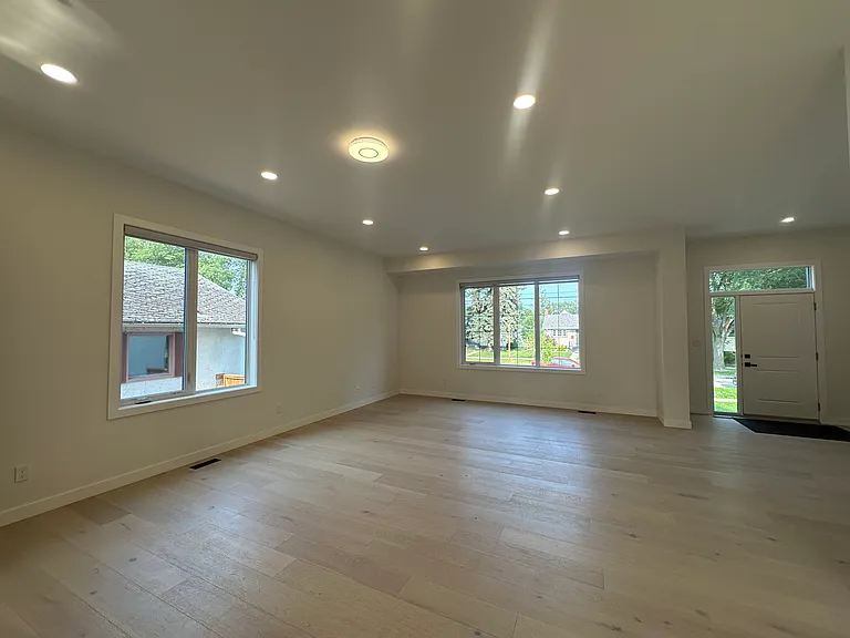 325 Lockwood St — Photo 3