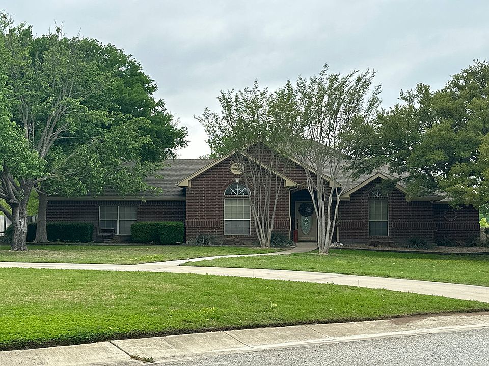 1st image of 221 Lakeside Oaks Cir