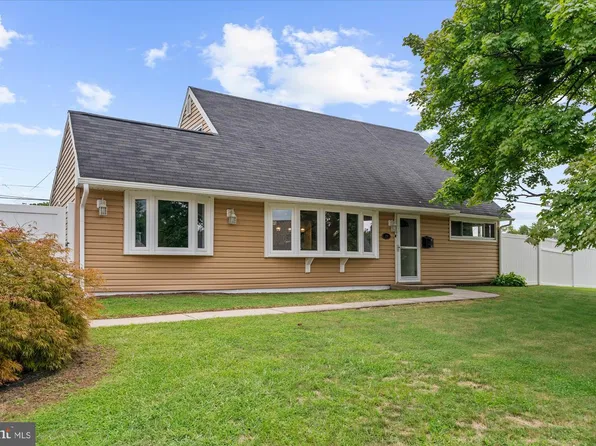 20 New Pond Ln, Levittown, PA 19054
