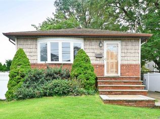 120 Rose St, Massapequa Park, NY 11762
