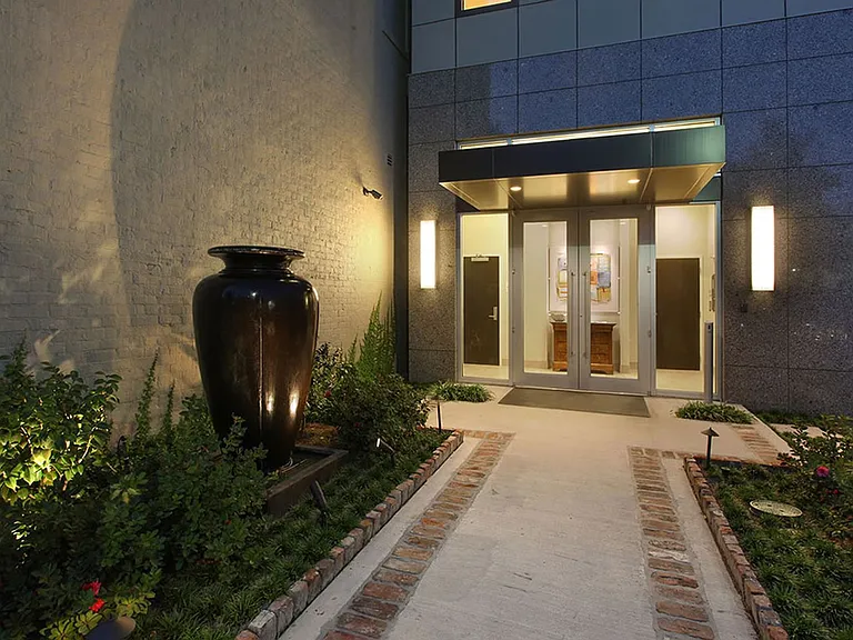 The Howard Luxury Apartments — Photo 30