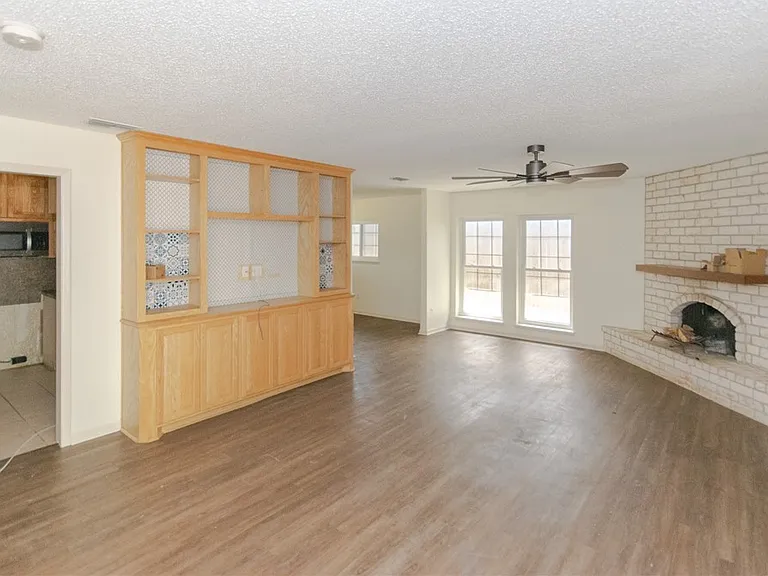 2240 Lombardy Dr — Photo 3
