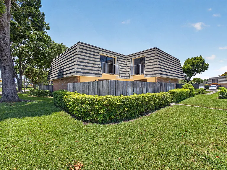2101 21st Way — Photo 2