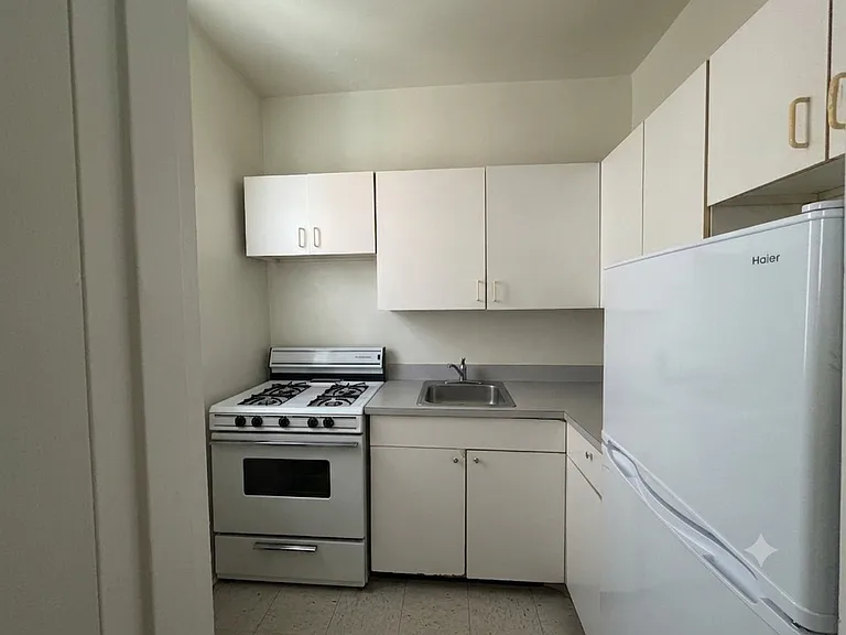 1240 Lexington Ave #52 — Photo 3