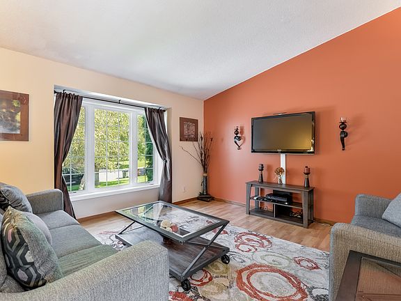 Natural lighting throughout