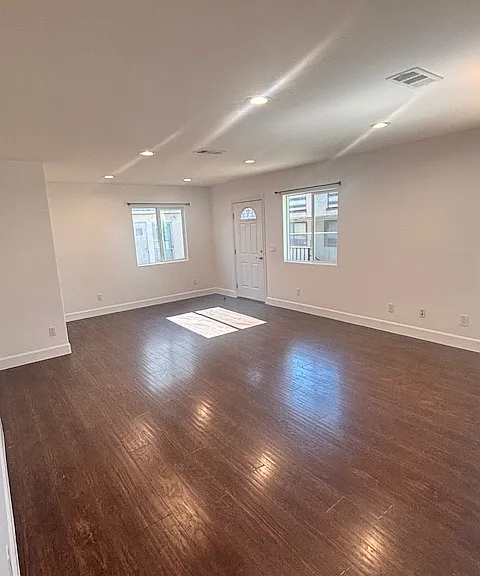 11241 Emelita St #TOP FLOOR — Photo 5
