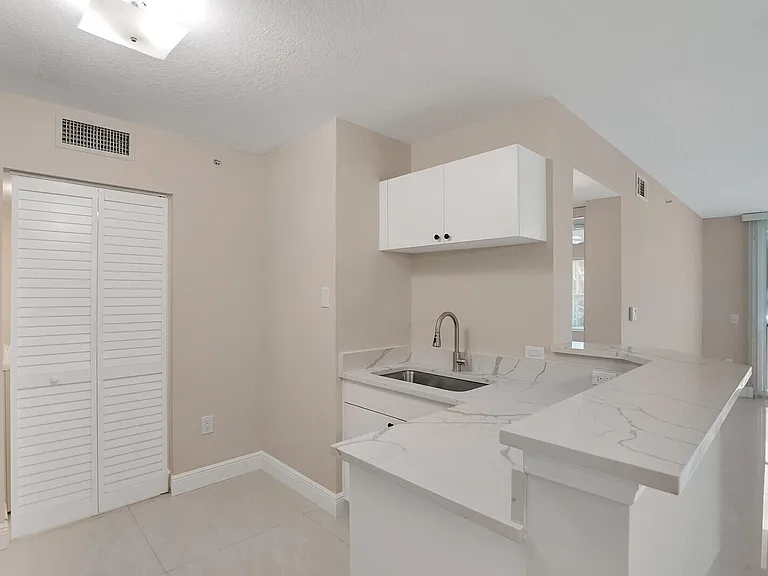 611 Villa Cir — Photo 14