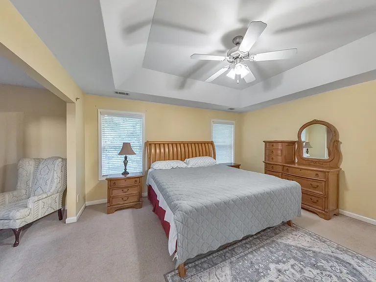 179 Holbrook Dr — Photo 16
