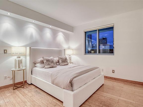 5th image of 601 NE 36th St APT 1809