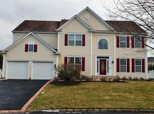 19 Oakland Hills Dr, Mount Sinai, NY 11766