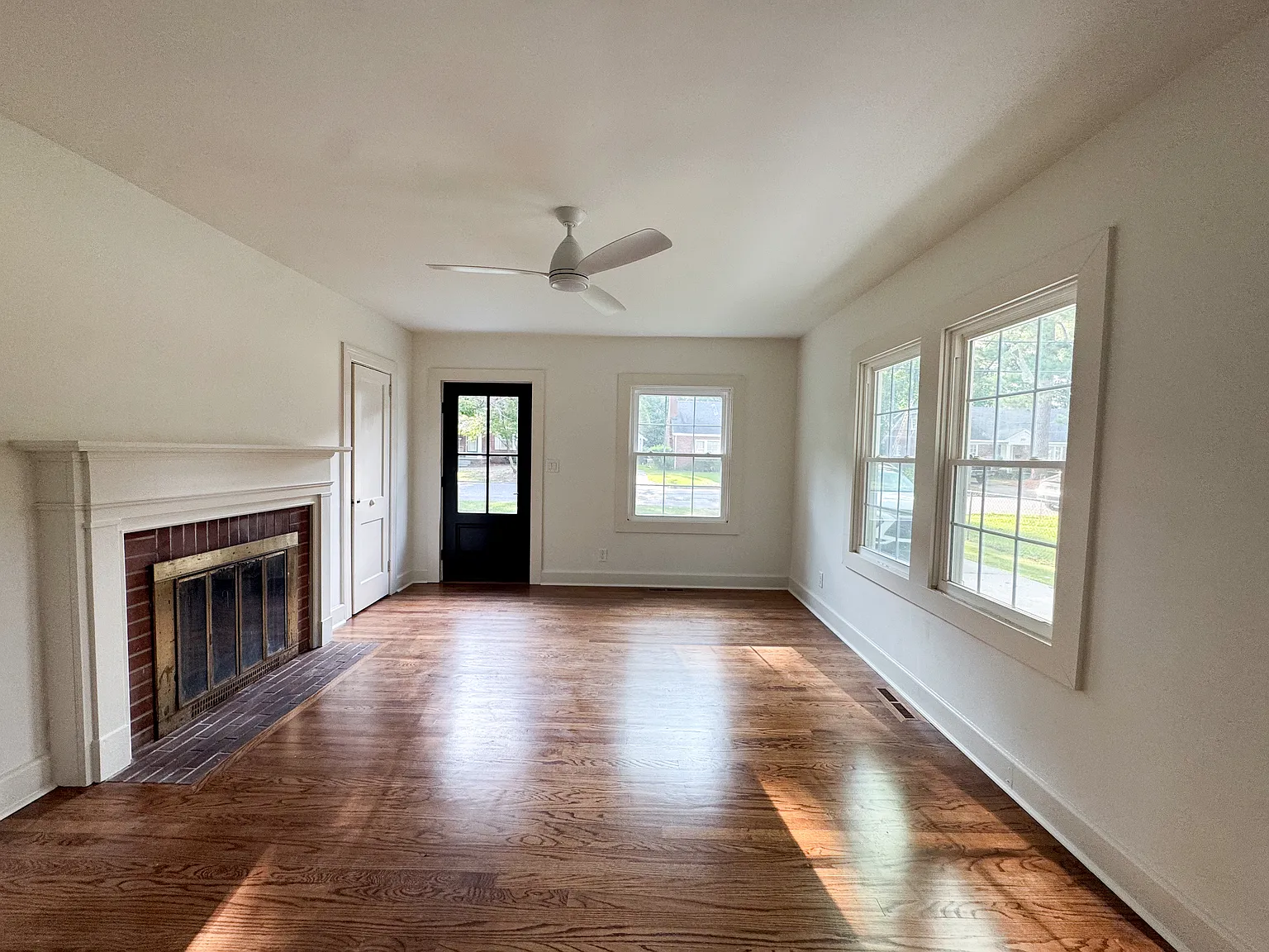 3 bed, 1080 sqft, $1,975 — Photo 3