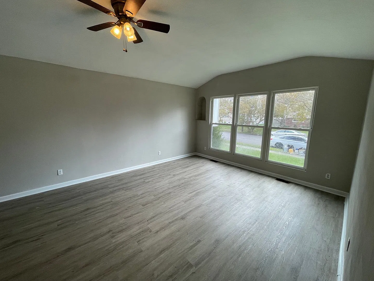 Unique Split-Level 4 Bedroom 2.5 Bath — Photo 2