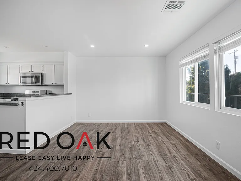 11218 Oxnard St #5 — Photo 4