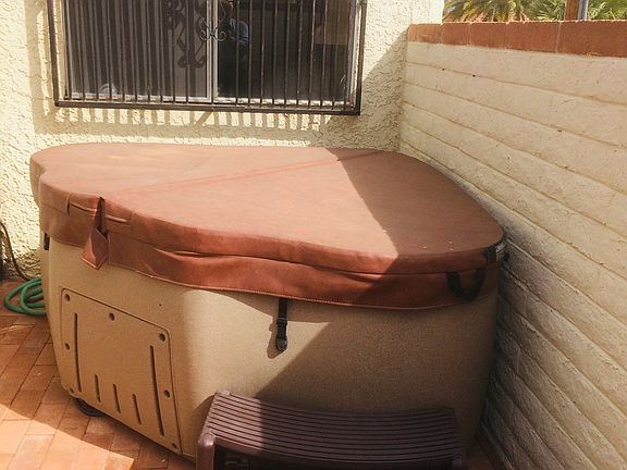 Dreammaker Trident Hot Tub
