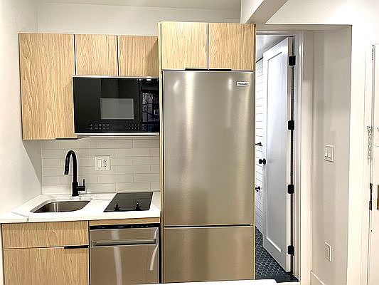 1st image of 413 E 9th St #20B