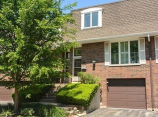 1871 Willowview Ter, Northfield, IL 60093