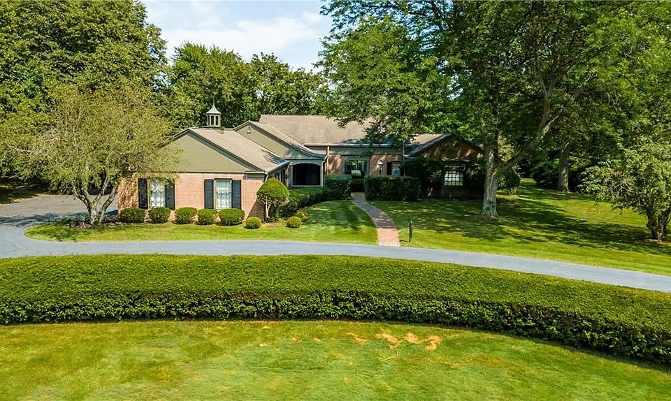 1st image of 10 Stoney Clover Ln