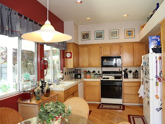 Open Kitchen & wood floors, 