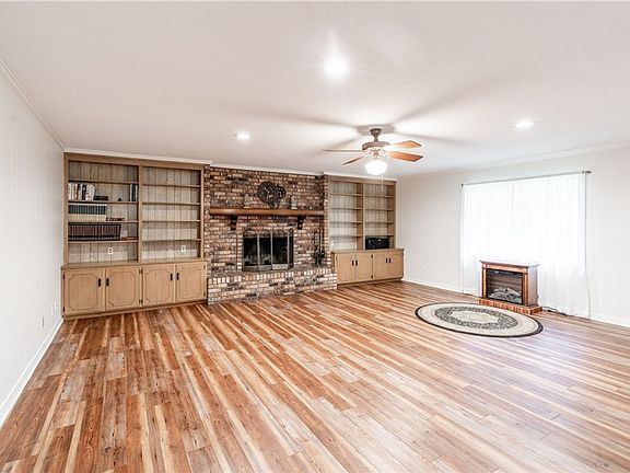 3rd image of 304 Dogwood Dr