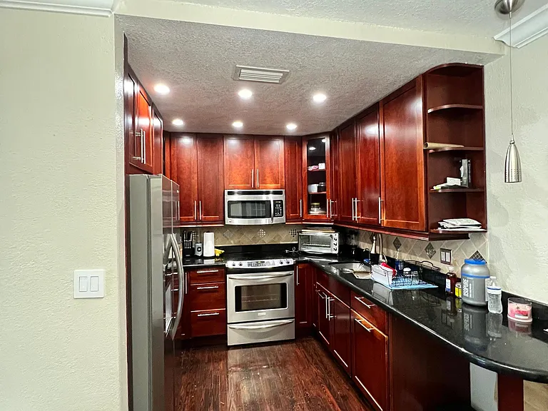 910 SW 62nd Ave — Photo 10