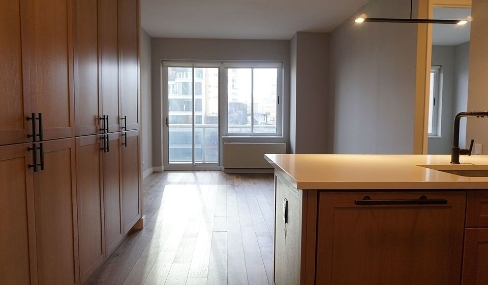 1st image of 560 W 43rd St APT 10A