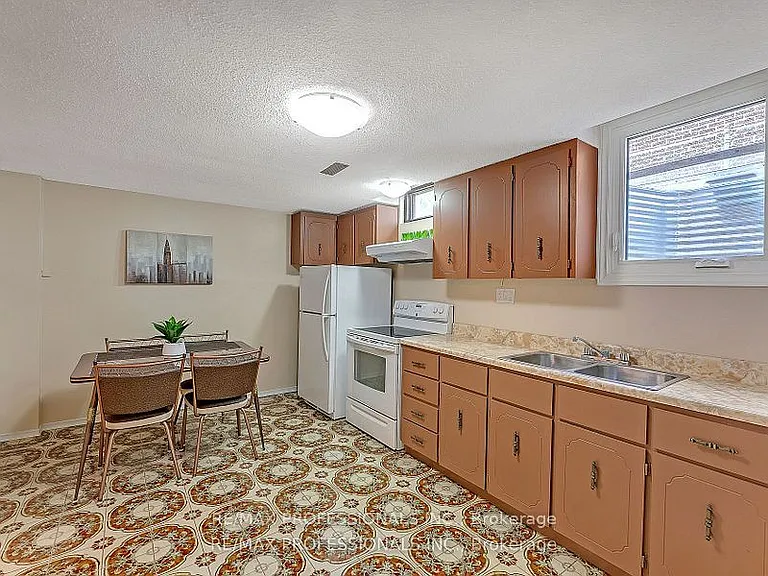 124 Panter Cres #LOWER — Photo 6
