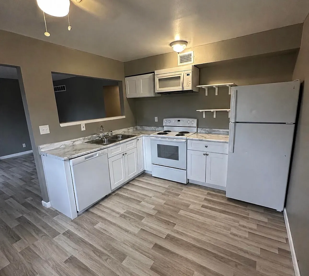 2 bed, 1.0 bath, 880 sqft, $1,100 — Photo 2