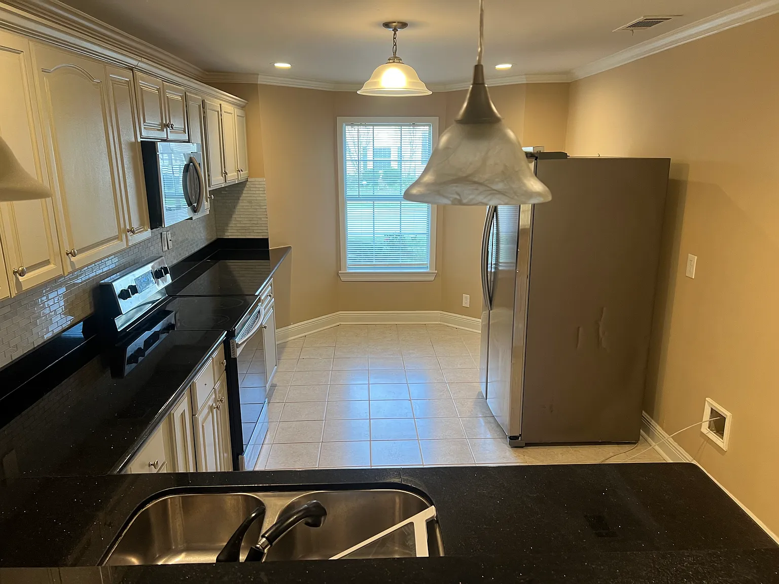 5560 Maple Ridge Dr — Photo 3