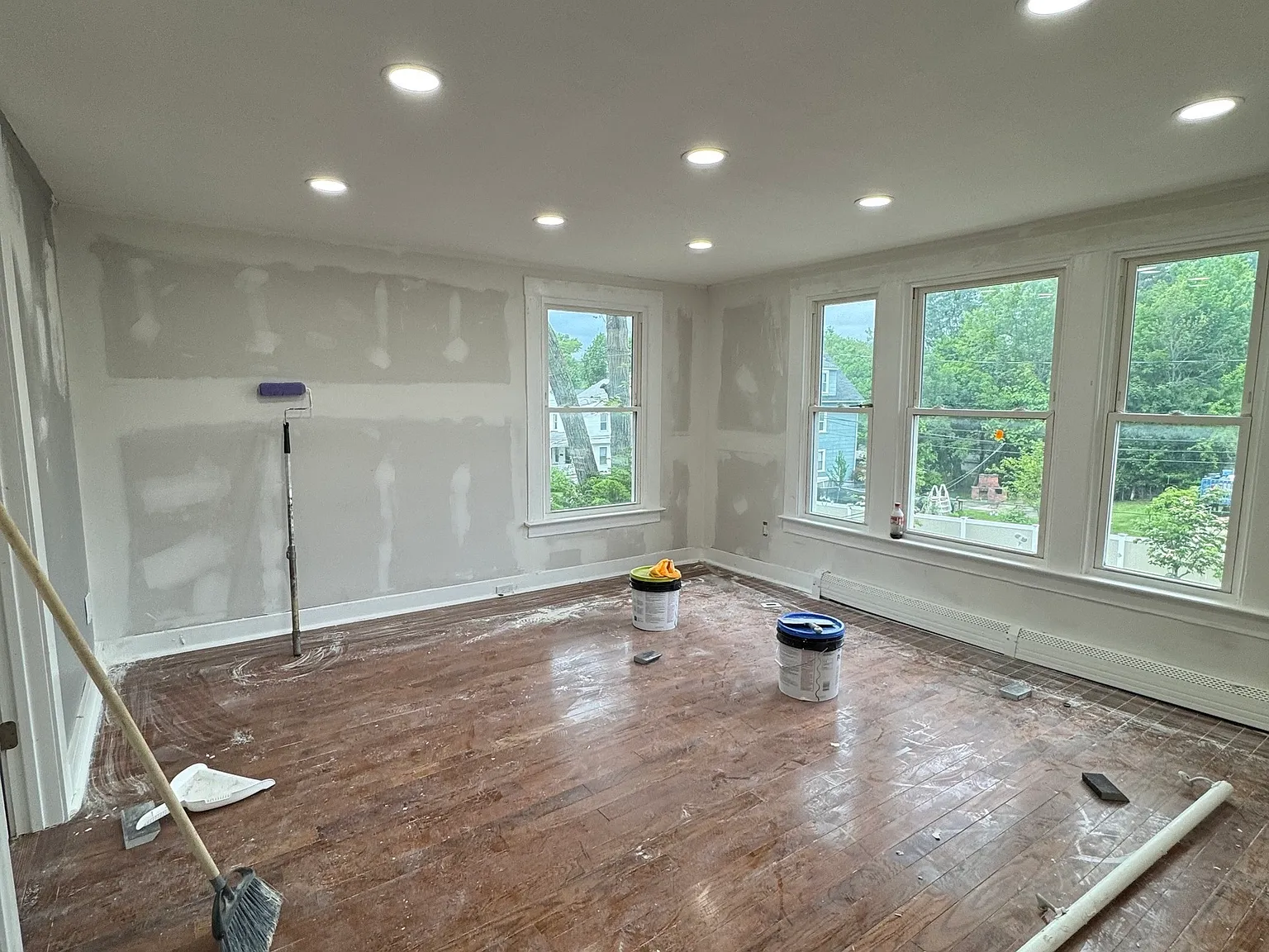 3 bed, 1.0 bath, 3102 sqft, $2,300 — Photo 2