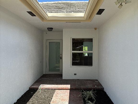 4th image of 300 NW 17TH Avenue