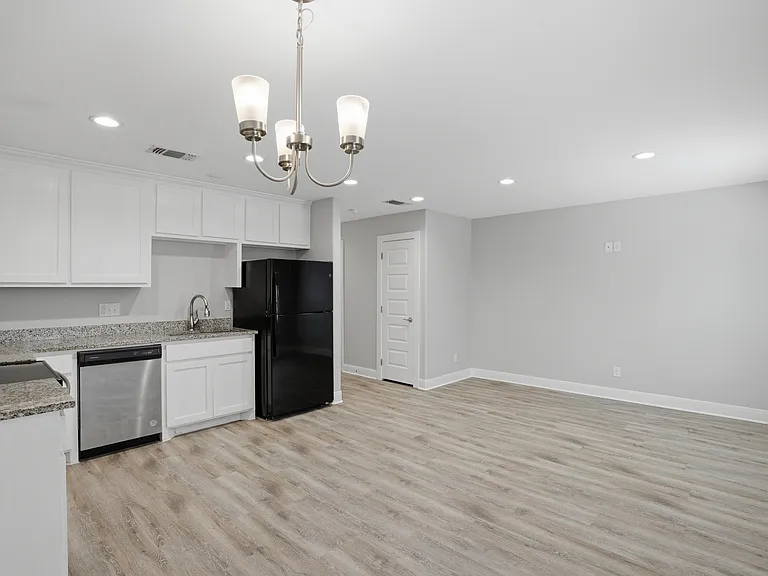 1022 W Shepherd St — Photo 7