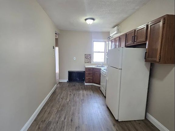 3rd image of 31 W 54th St #3R