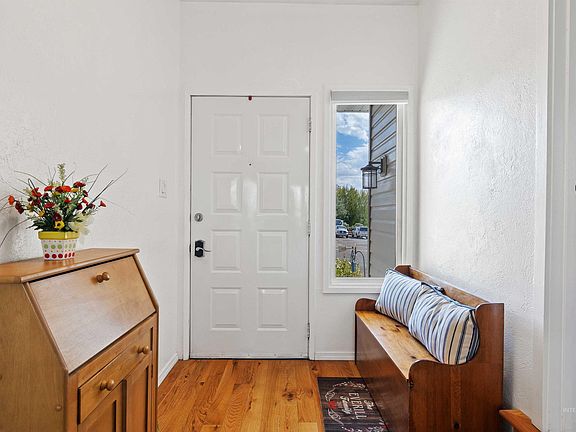 5th image of 216 W Ranch View Dr