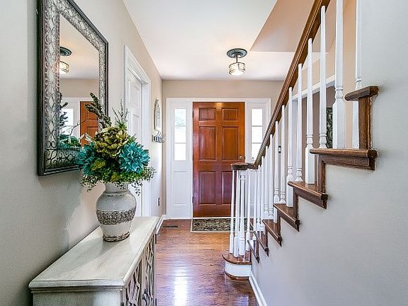 4th image of 325 Courtney Dr