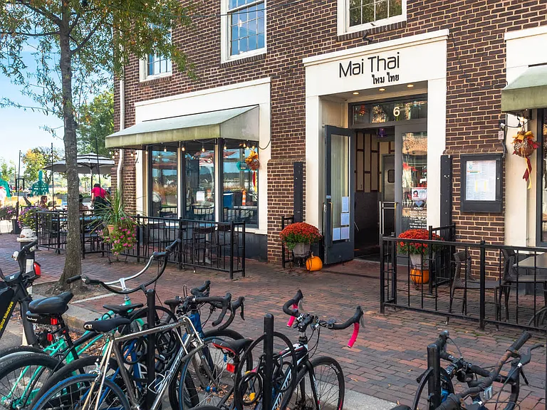 Enjoy delicious dining spots throughout Old Town Alexandria.