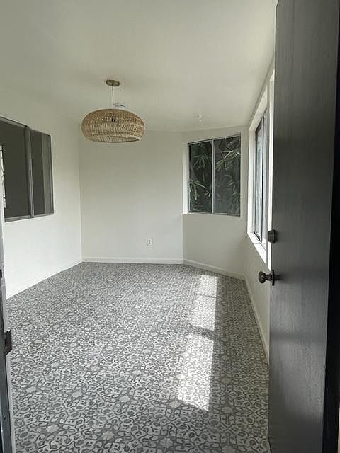 Entry / den